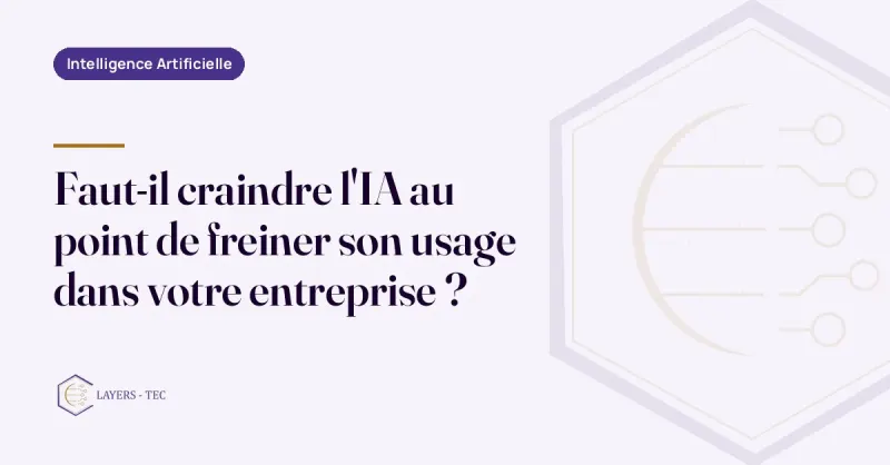 Une équipe de bureau africaine réunie autour d'une table, un employé montrant l'écran de son téléphone à ses collègues.