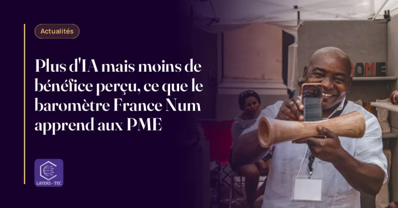 Une commerçante dans sa boutique consulte son téléphone pour répondre à ses clients.